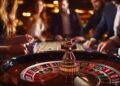 How do dealers clear chips after each spin in live roulette?